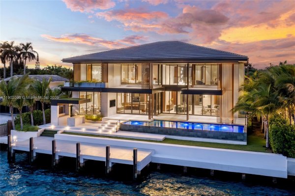 11404 N Bayshore Dr North Miami, FL 33181