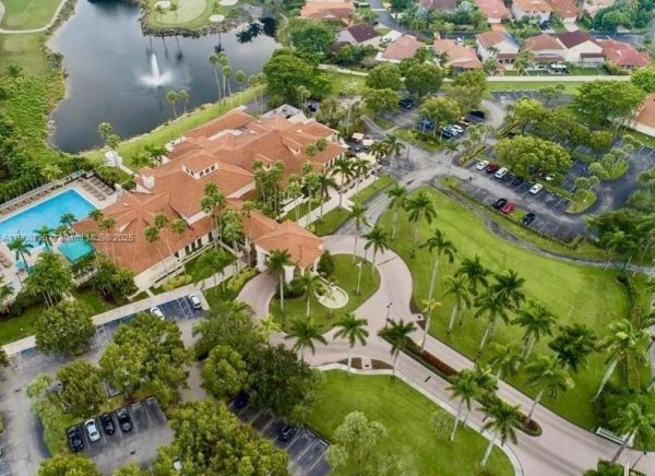 10253 NW 52nd Ln Doral, FL 33178