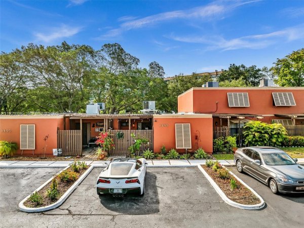 1489 Fairway Rd Pembroke Pines, FL 33026