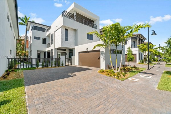 8091 NW 48th Ter Doral, FL 33166