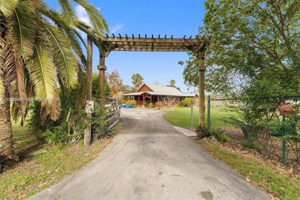 850 Old Us Hwy 27 South Bay, FL 33493