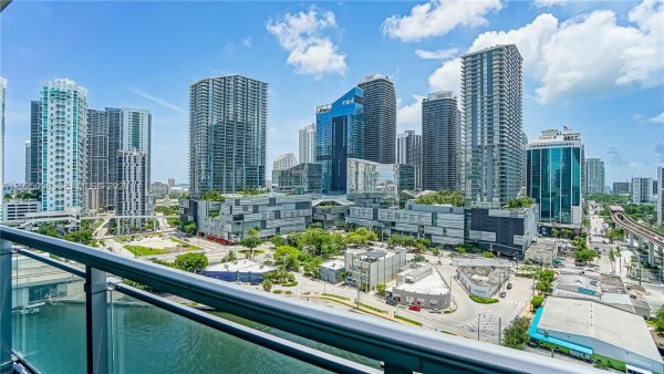 92 SW 3rd St #1803 Miami, FL 33130