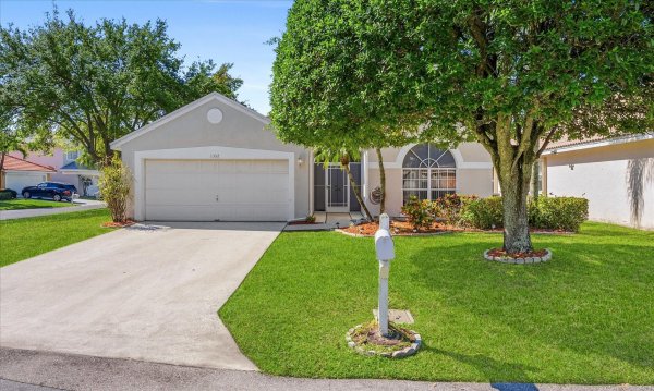 1352 E Fairfax Cir Boynton Beach, FL 33436