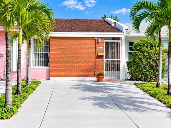 1865 W 68th Hialeah, FL 33014