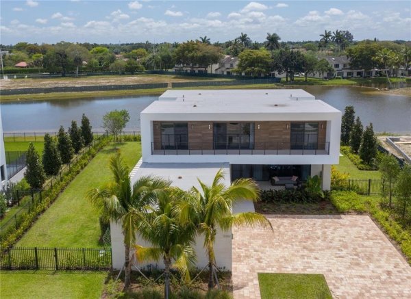 16552 Botaniko Dr S Weston, FL 33326