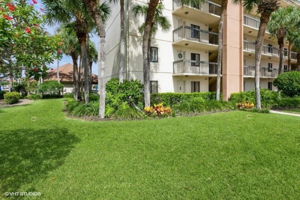 601 Seafarer Cir #101 Jupiter, FL 33477