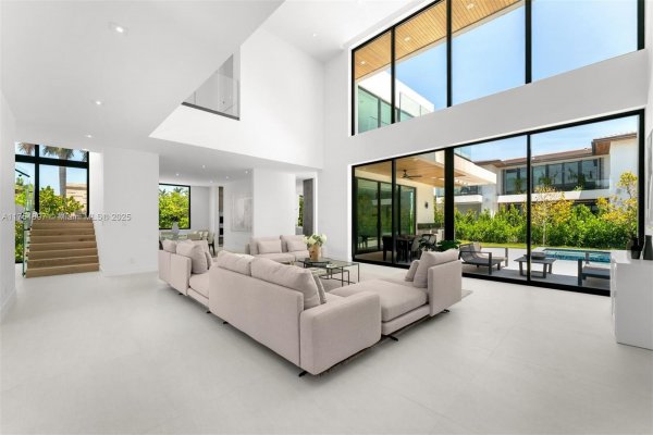 4425 Adams Ave Miami Beach, FL 33140