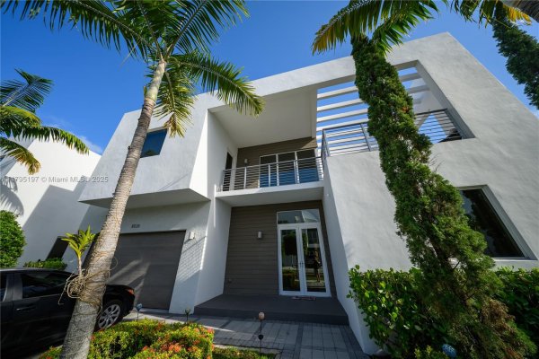 10126 NW 76th Ter Doral, FL 33178