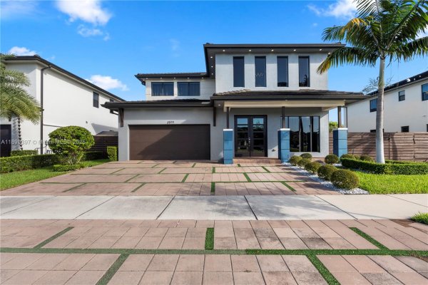 8975 NW 161st Ter Miami Lakes, FL 33018