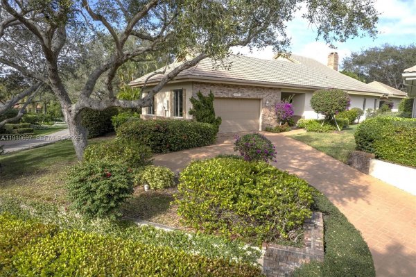 12001 SE Prestwick Ter Tequesta, FL 33469