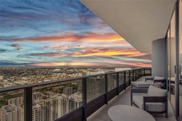 1000 Brickell Plz #PH5807 Miami, FL 33131