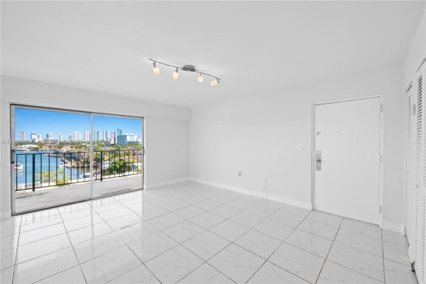 16508 NE 26th Ave #601 North Miami Beach, FL 33160