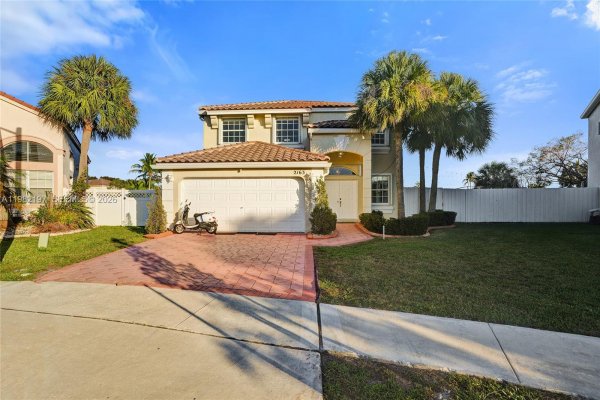 2163 NW 157th Ln Pembroke Pines, FL 33028
