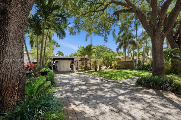 636 NE 17th Ter Fort Lauderdale, FL 33304