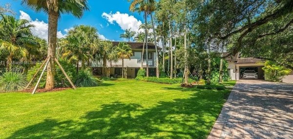 9990 SW 90th Ave Miami, FL 33176