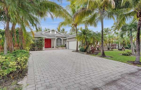 2105 SW 12th Fort Lauderdale, FL 33315
