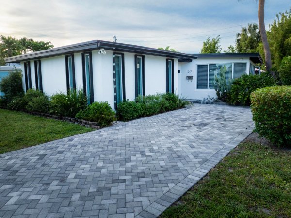 917 NE 18th Fort Lauderdale, FL 33305