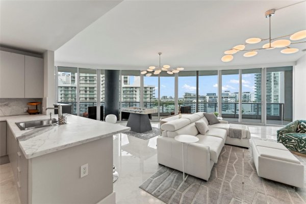 5959 Collins #1201 Miami Beach, FL 33140