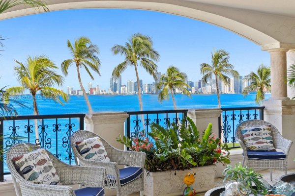 5221 Fisher Is Dr #5221 Miami Beach, FL 33109