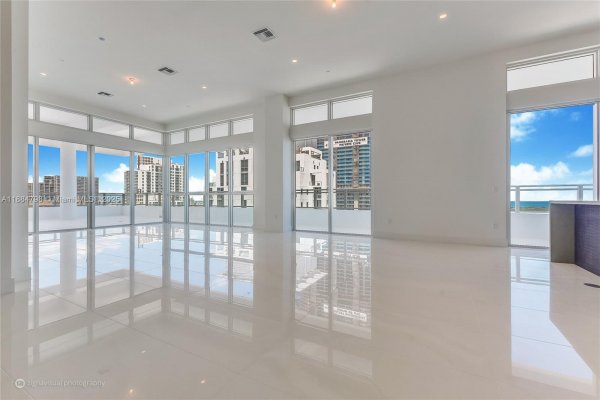 1080 Brickell Ave #4402 Miami, FL 33131