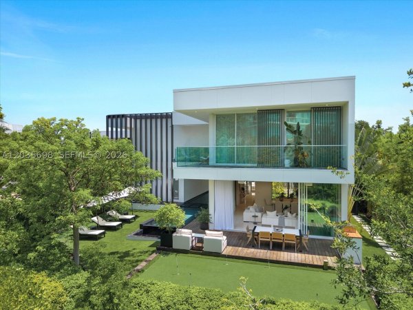 810 W 47th Ct Miami Beach, FL 33140