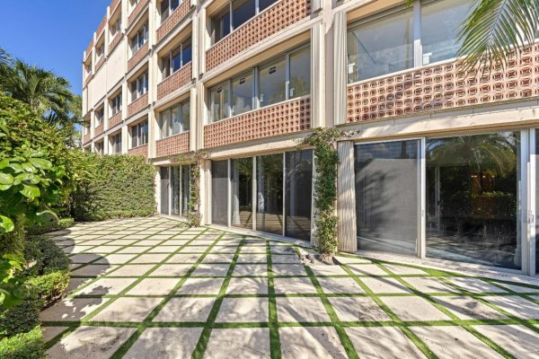 369 S Lake Dr #1d Palm Beach, FL 33480