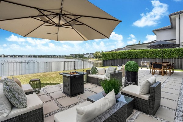 8823 NW 155th Ter Miami Lakes, FL 33018