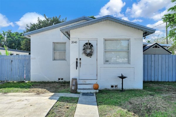 2040 NW 34th St Miami, FL 33142