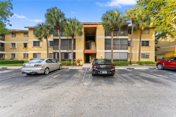 3021 N Oakland Frst Dr #208 Oakland Park, FL 33309