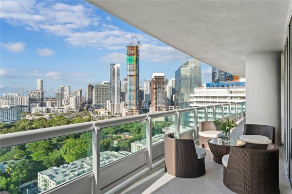 1643 Brickell Ave #2506 Miami, FL 33129