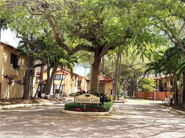 10073 SW 77th Ct Miami, FL 33156