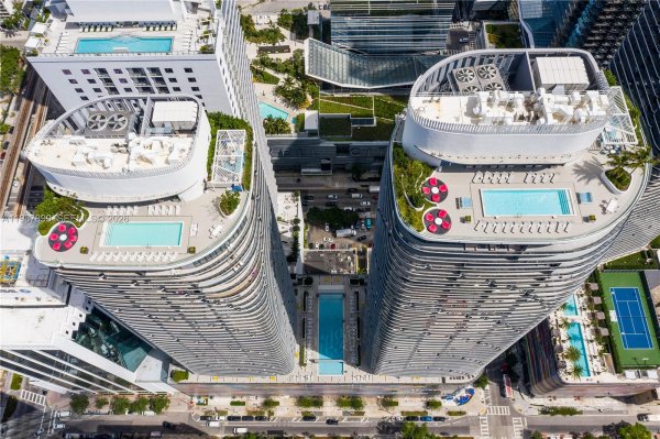 45 SW 9th St #2009 Miami, FL 33130