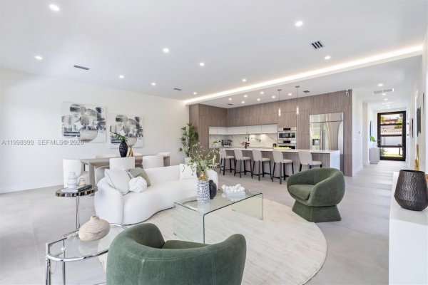 2431 NE 18th St Fort Lauderdale, FL 33305