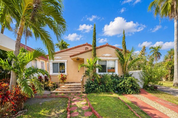 1624 Van Buren St Hollywood, FL 33020